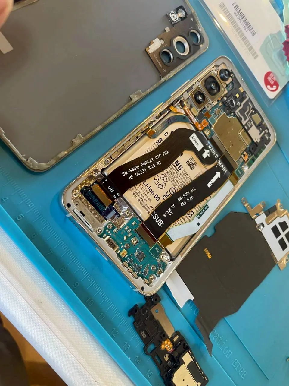 Androidスマートフォンの内部と画面パーツを分解している修理作業