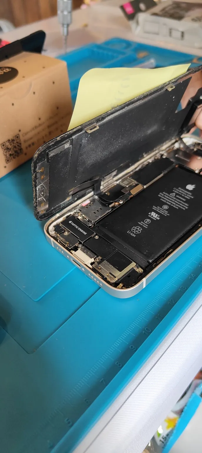 iPhoneを開けてバッテリーを交換している作業の様子