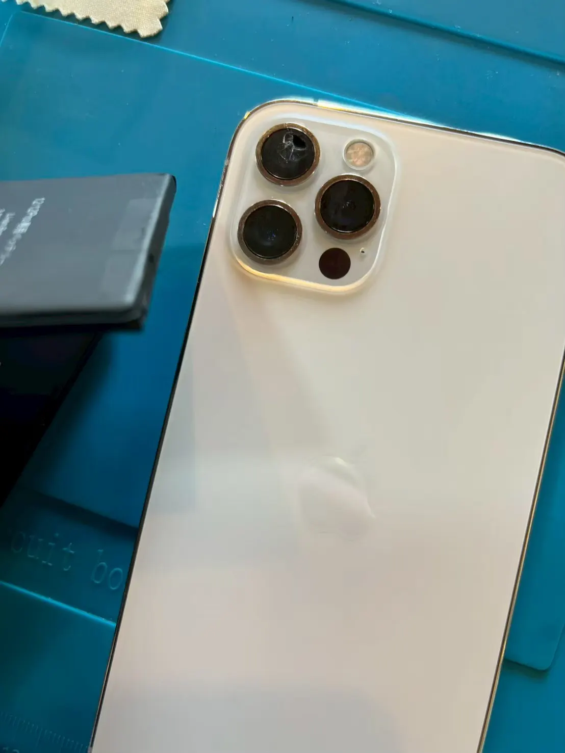 背面カメラレンズが割れたiPhone