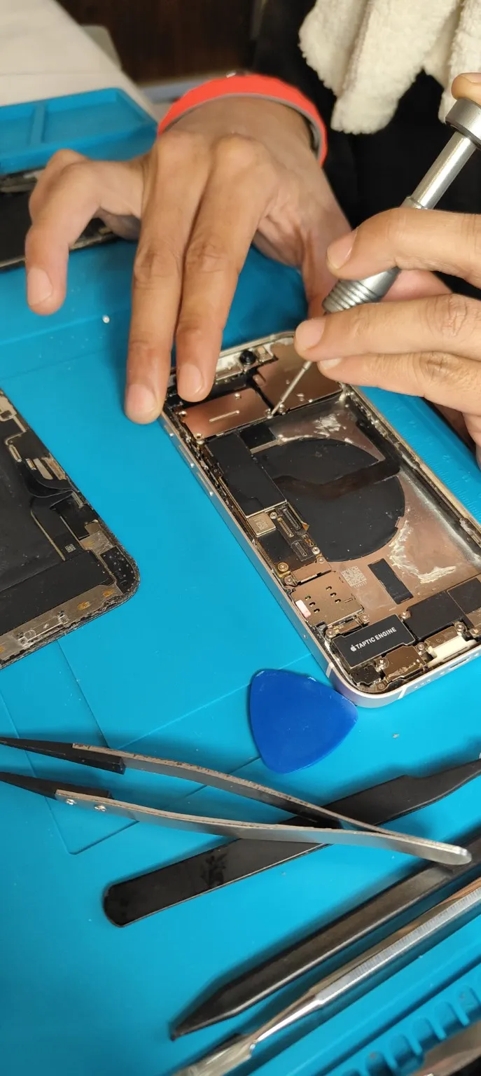 iPhoneを分解して内部を修理する様子