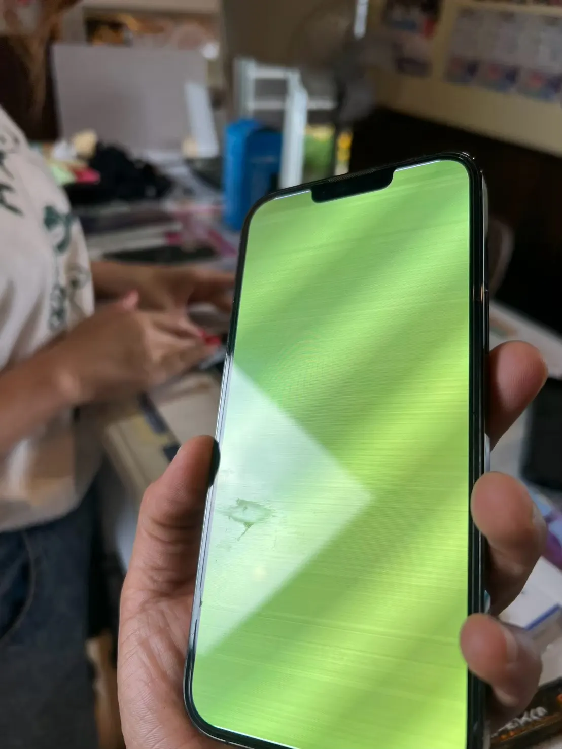 画面全体が緑色になって表示異常が起きたiPhone