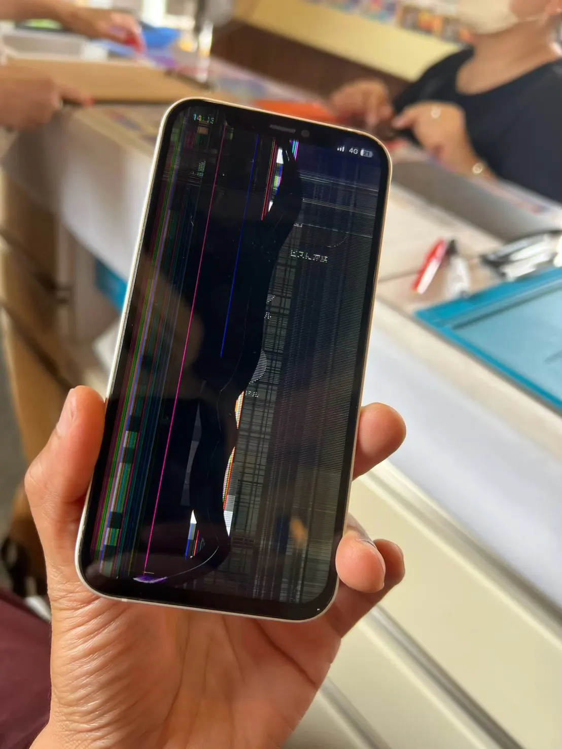 画面に赤や青の縦線が入り正常に表示されないiPhone