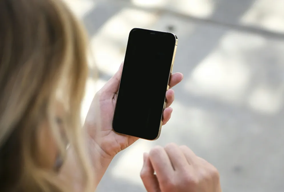 画面が真っ暗になり電源が入らないスマートフォン