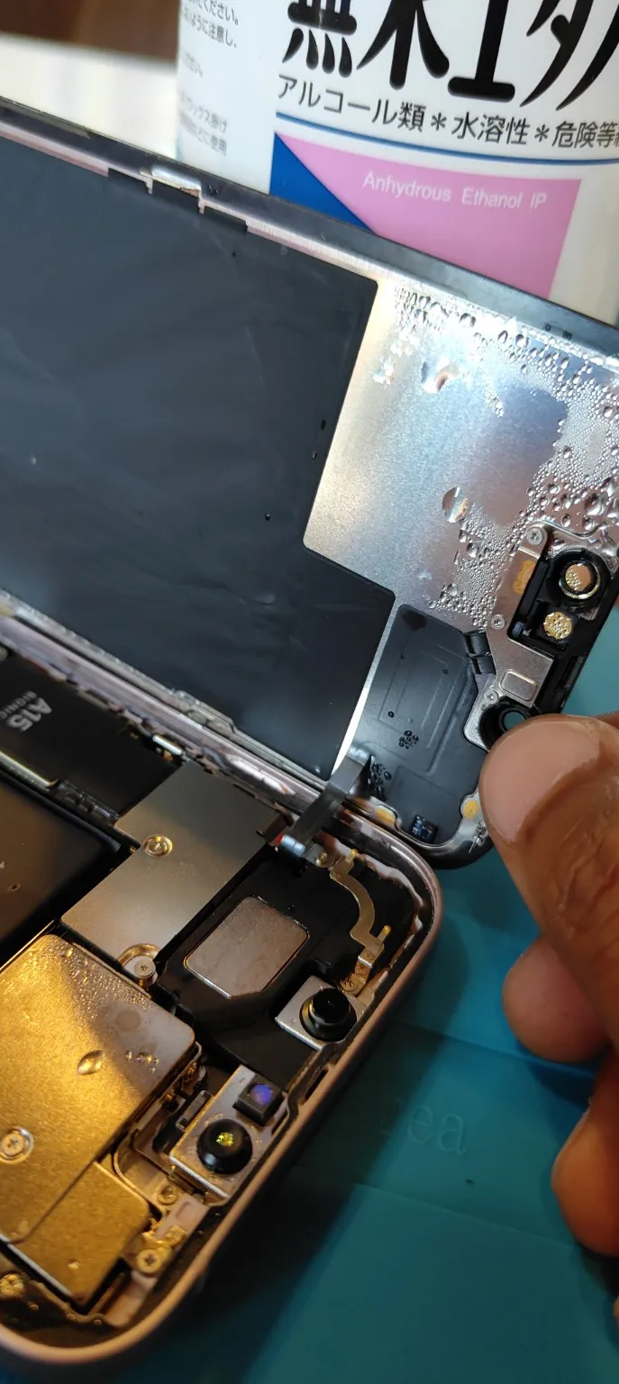 内部に水分が見える開封されたスマートフォン